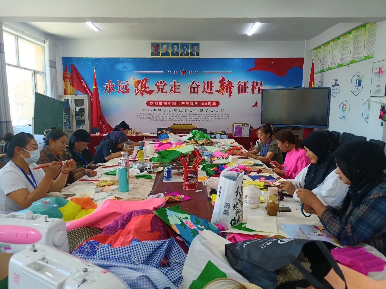 图为残疾人堆绣技能提升培训